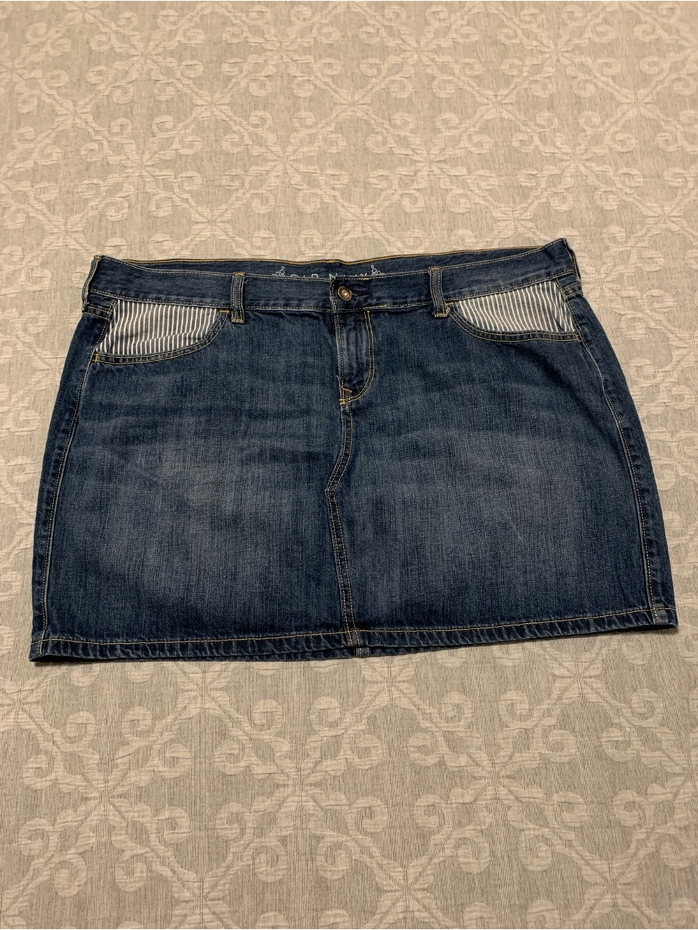 Old Navy 100% Cotton Blue Denim Mini Skirt with Striped Pocket Accents (Size 16)
